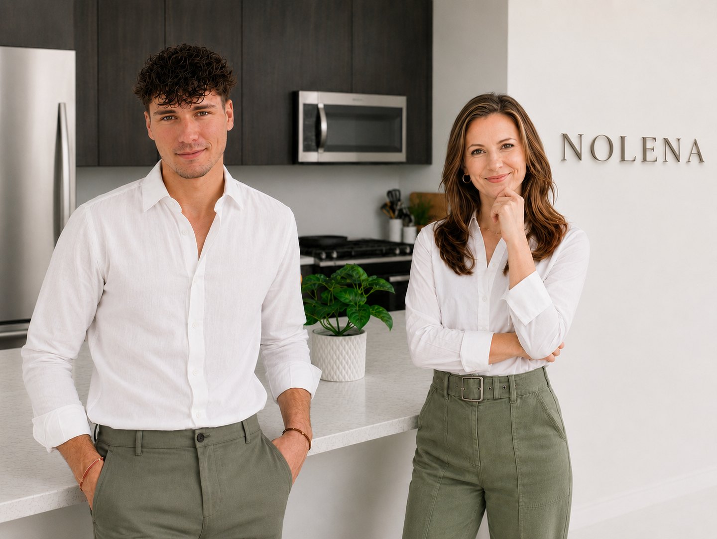 Moritz und Lena von Nolena, dahinter der Schriftzug an der Wand